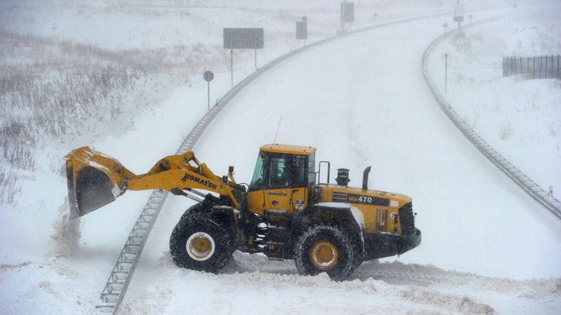 Sneg povzroča težave predvsem v prometu. (Foto: EPA)