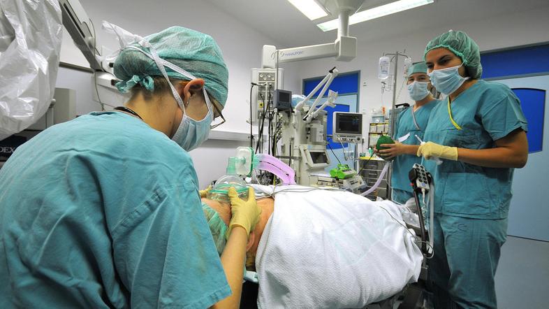 Specializanti na ortopediji opozarjajo, da se, medtem ko pišejo članke za profes