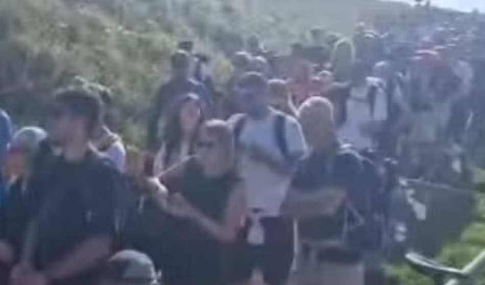 Neverjetni prizor: Na tisoče turistov čaka v vrsti v gorah