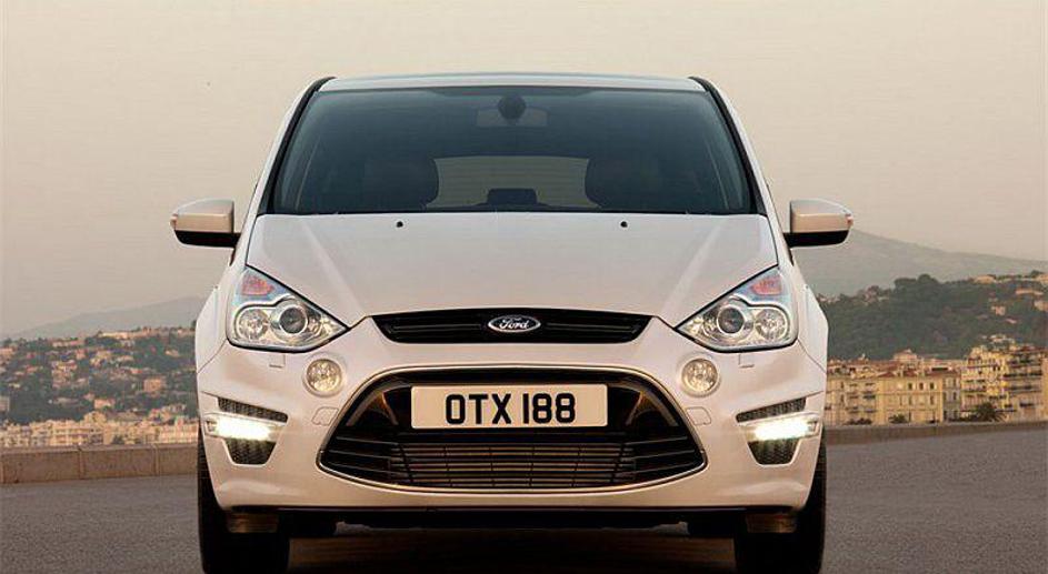 Pogled na zunanjost razkriva le manjše lepotne popravke na S-maxu, ki je premier