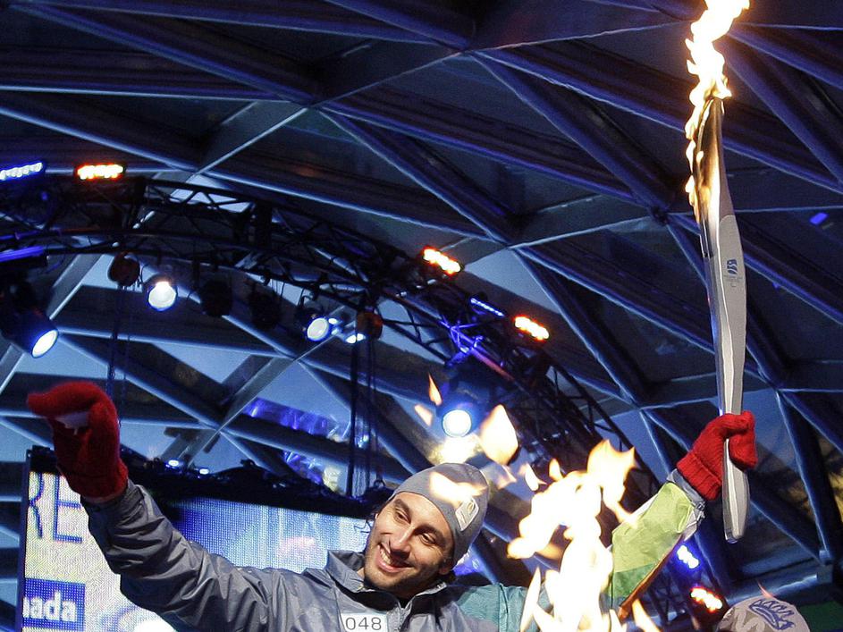 Olimpijski ogenj je šel 12. marca tudi skozi roke Roberta Luonga, vratarja hokej