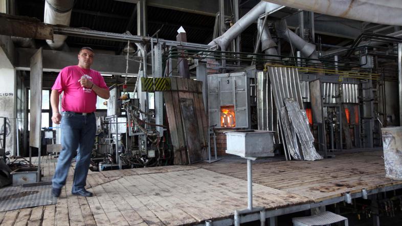 Štirje pogodbeno zaposleni ves čas dežurajo ob pečeh, ki gorijo noč in dan; pogo