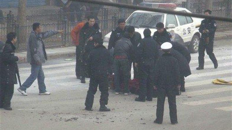 Tibetanski menihi se v znak protesta proti kitajski nadvladi v Tibetu zatekajo k