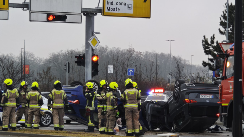 Prometna nesreča, izvoz Jarše, avto na strehi