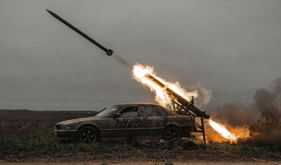 Neverjeten prizor iz Ukrajine: Luksuzni BMW 7 kot metalec raket