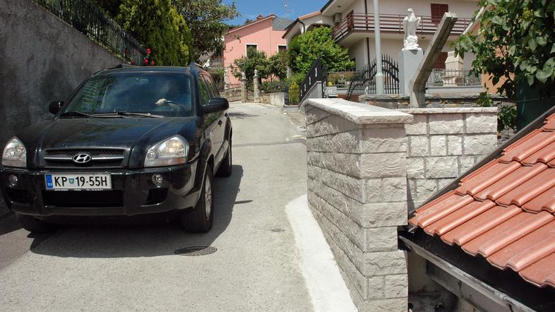 Zid, ki si ga je omislil A. K., ovira promet in tudi dostop do naših hiš, opozar