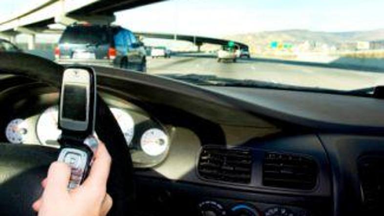 Telefoniranje na vožnjo vpliva podobno kot pijanost, opozarjajo strokovnjaki.