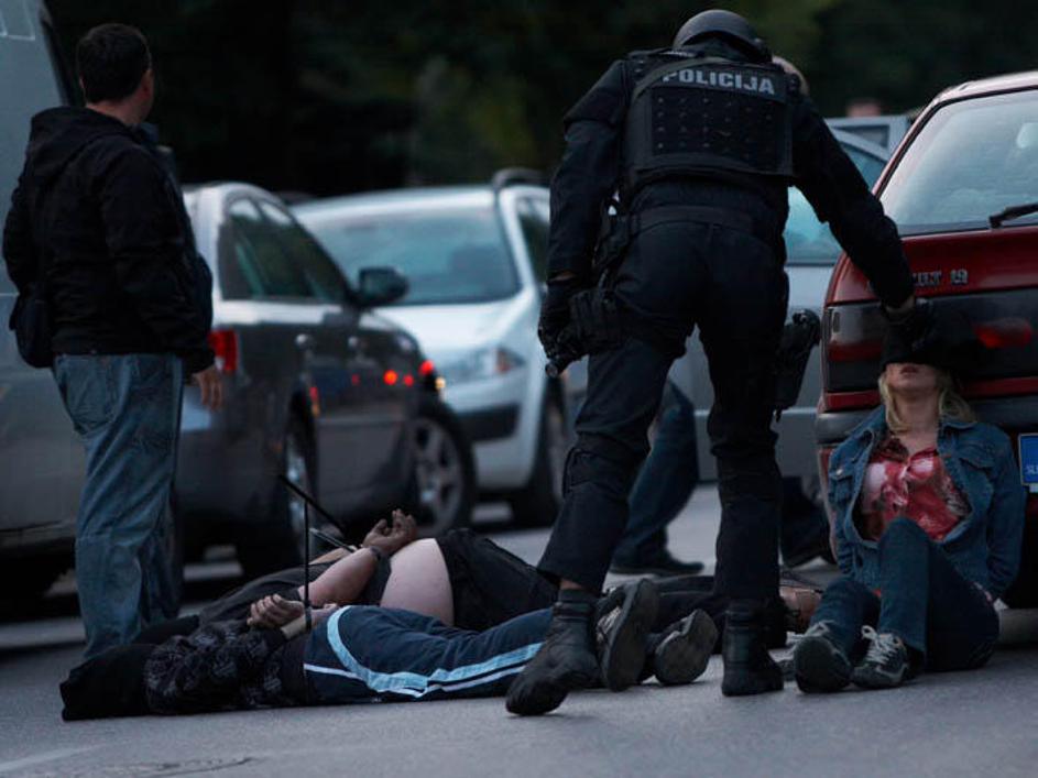 Pripadniki posebnih enot so aretiranim nadeli kapuce.