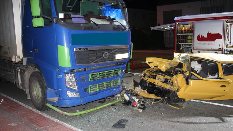 Prometna nesreča, avto trčil v tovornjak