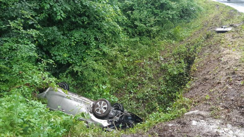 Prometna nesreča, avto v potoku