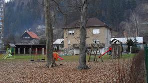 Menjava zemlje bi stala dobrih tisoč evrov, za analize pa bo občina odštela dese