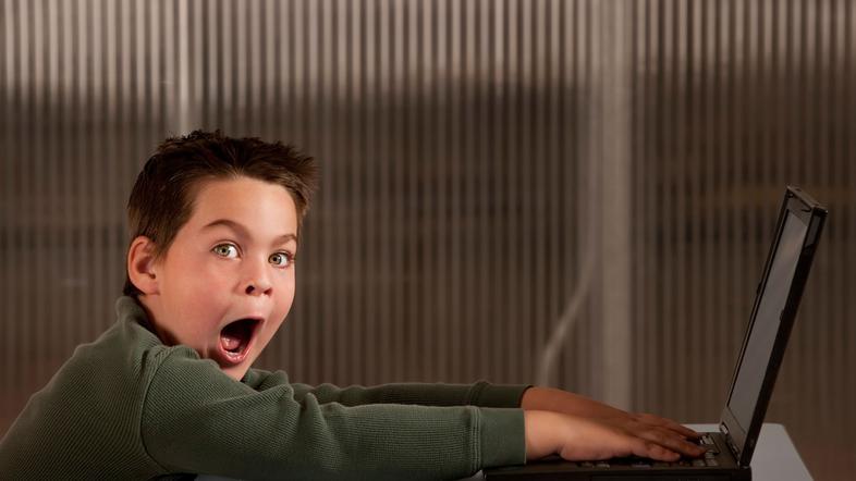 Otrok, računalnik, digitalni boni