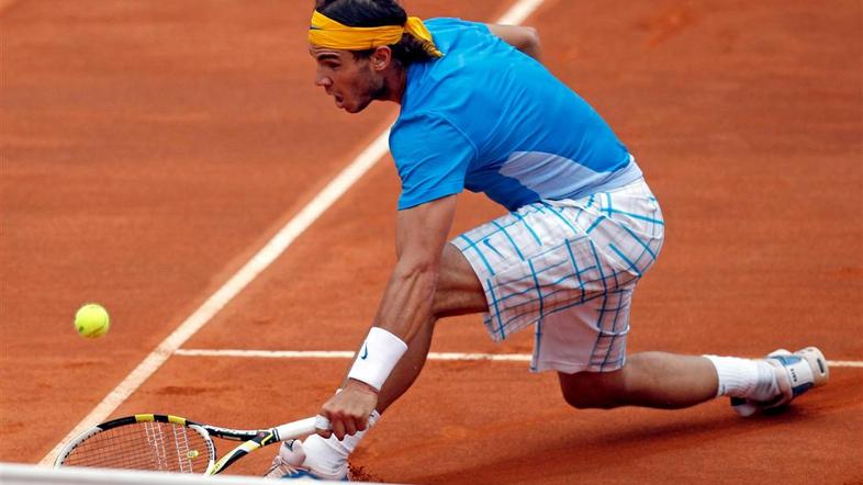 V finalu mastersa v Madridu je Nadal v dveh nizih premagal Federerja. (Foto: Reu