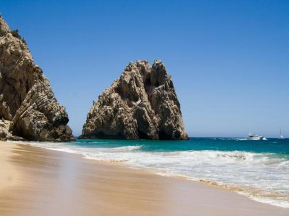 Pesek, skalne formacije in valovi na polotoku Baja California.