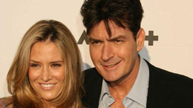 Charlie Sheen ima iz prejšnjih zakonov tri hčerke, s tretjo ženo pa pričakujeta 