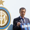José Mourinho slavi svoj prvi naslov italijanskega prvaka na klopi Interja.