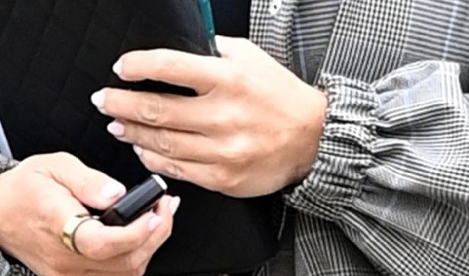 Njenega slavnega moža ujeli z drugimi ženskami, sedaj je snela poročni prstan