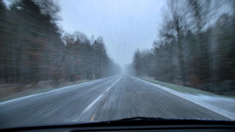 hitrost na spolzkem cestišču