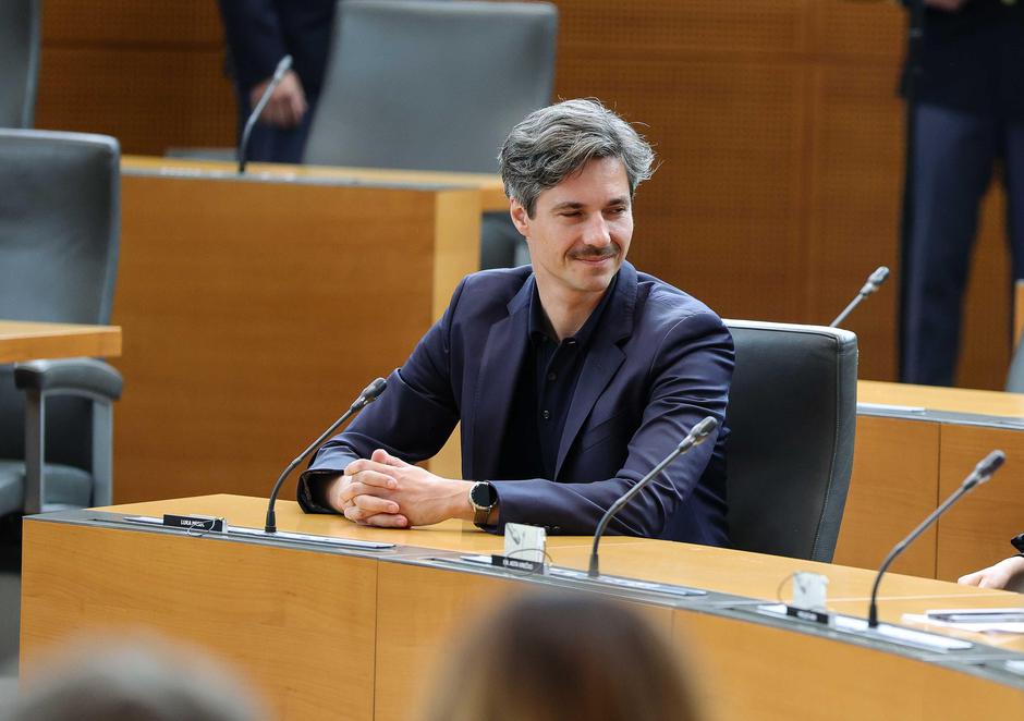 Luka mesec, asta vrečko | Avtor: Saša Despot