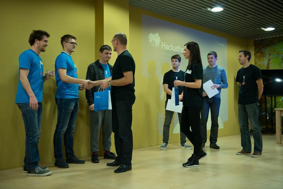 Hackathon | Avtor: Halcom