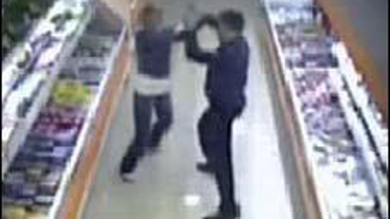 Videokamere so posnele policista, ki je 27. aprila v nekem moskovskem supermarke