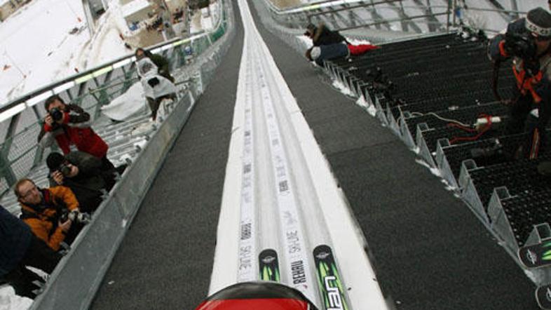 Tragičen petek na skakalnici v Oberstdorfu.