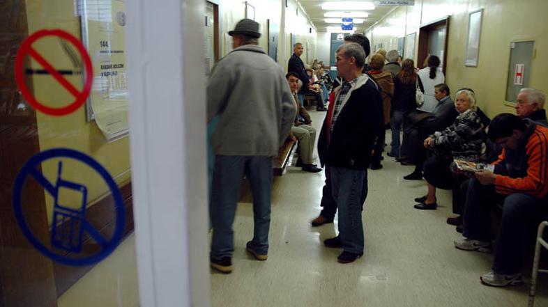 Predstavniki odškodninskih družb naj bi v čakalnicah zapisali ime in priimek bol