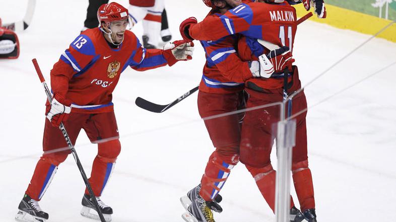 Jevgenij Malkin (številka 11) je Čehom zabil dva zadetka. (Foto: Reuters)