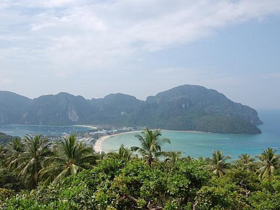 Pogled na Ton Sai dokazuje, da ozka sipina povezuje dva visoka, skalnata dela ot