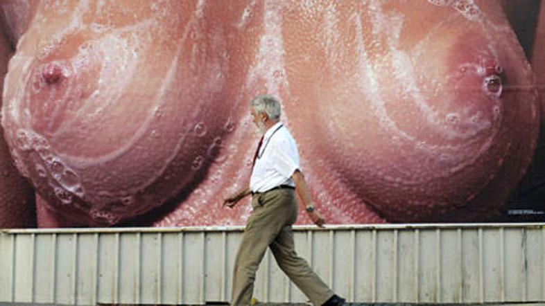 Velike prsi ne ostanejo neopažene.