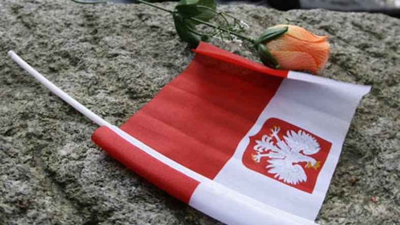 Vrtnica in poljska zastavica na grobu majorja Henryka Sucharskega, ki se je skup