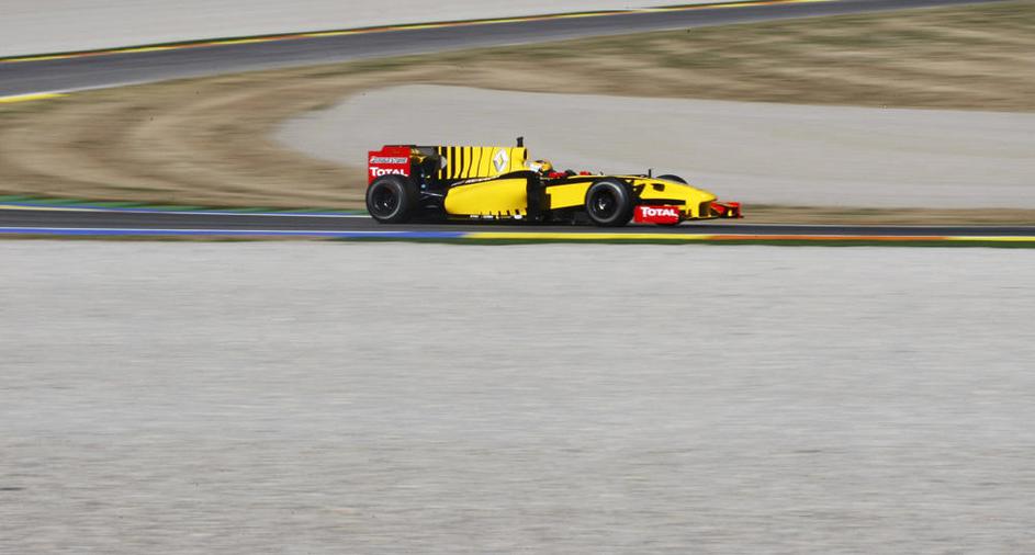 Robert Kubica v rumeno-črnem renaultu cilja na kakšne stopničke. (Foto: Reuters)