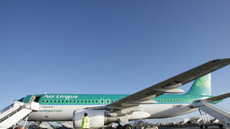 Posadka je med letom Francozom predvajala napačen posnetek in povzročila pravo p