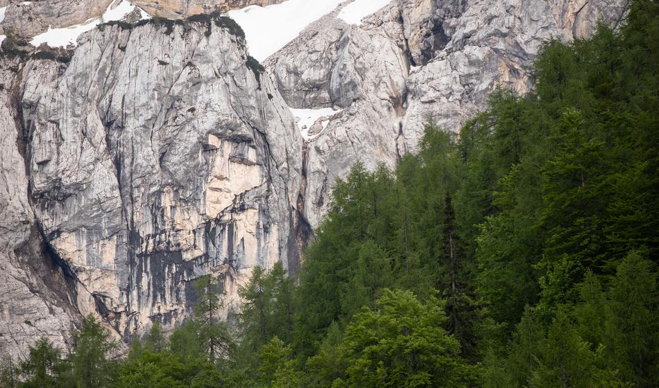 Lažna novica: Ajdovska deklica na pobočju Prisojnika sploh ni izginila