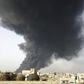 Dim nad Homsom po eksploziji pri naftovodu oz. rafineriji