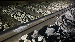 skala na železniških tirih trčenje vlaka