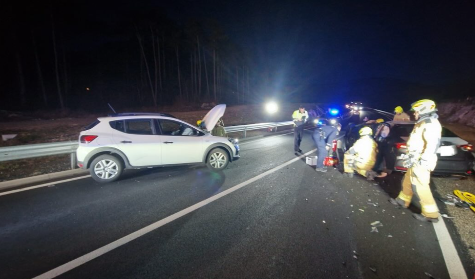 V jutranjih urah vozili nasproti, ko je silovito trčilo
