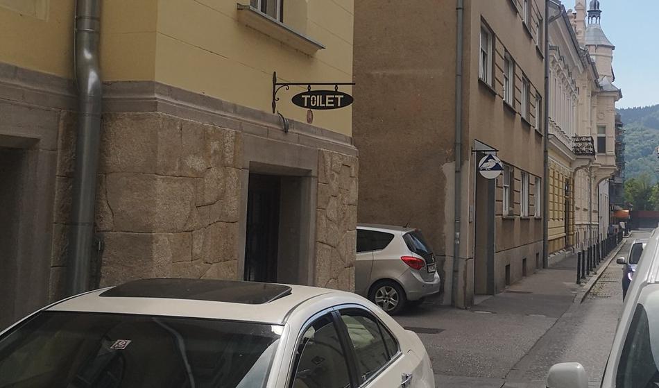 Na javnem stranišču je tekla kri