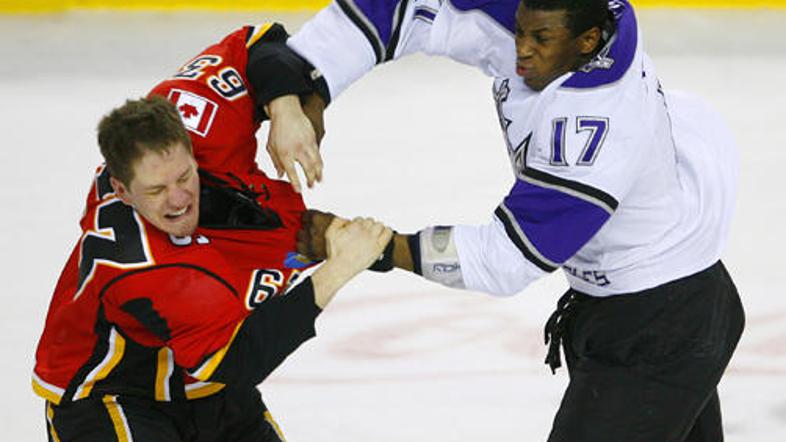 Hokejistom Los Angelesa do zmage tokrat niso pomagale niti pesti.