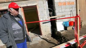 Gospodarsko poslopje je preklano na polovico. Lastnik pravi, da se razpoka še ve