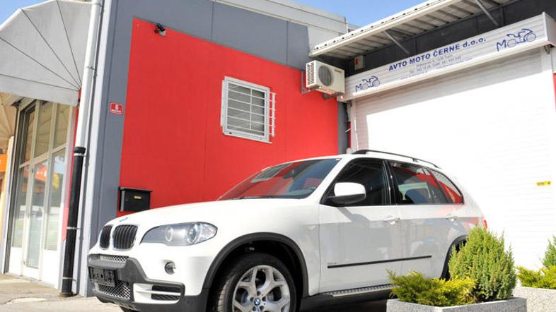 Eden od večjih nepooblaščenih prodajalcev vozil pri nas naj bi si do večjega dob