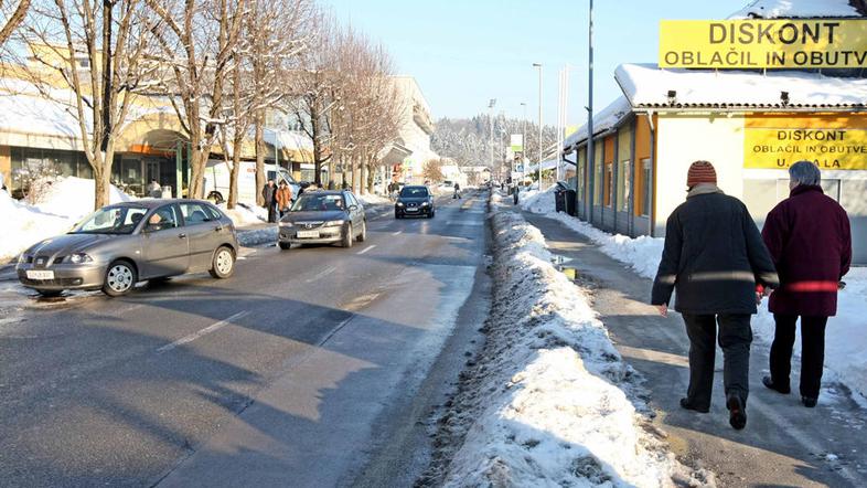 Karantanska cesta ima resne poškodbe, zato so se na domžalski občini odločili za