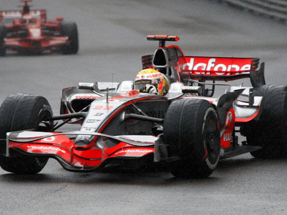 Najzanimivejšo dirko sezone je dobil Lewis Hamilton.
