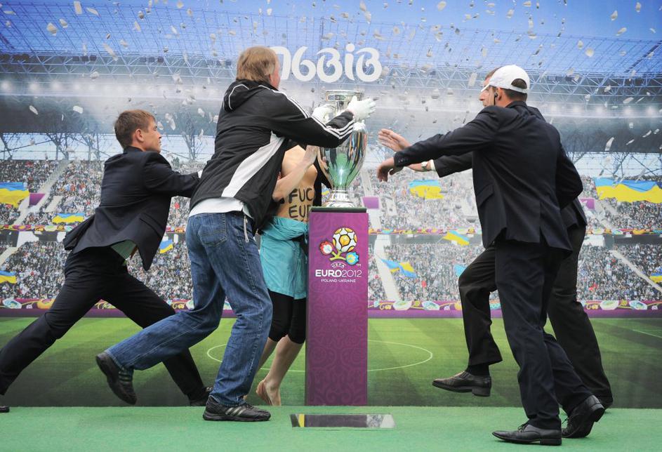 femen euro 2012 pokal