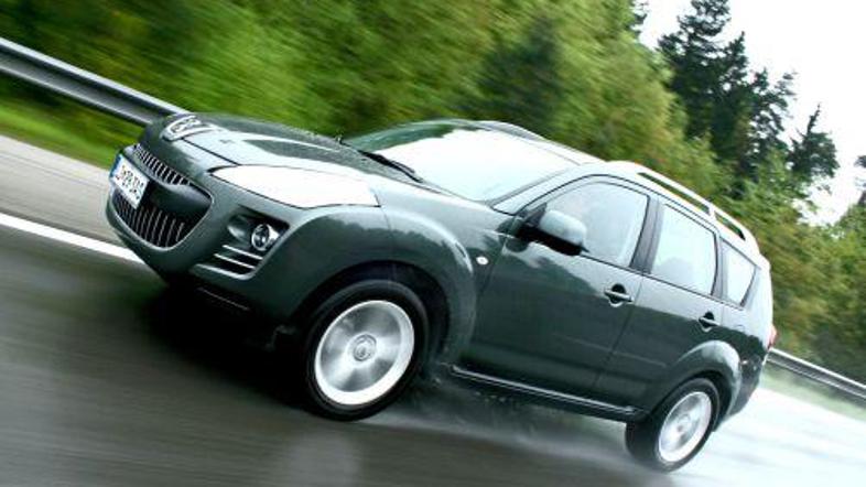 4007 zaznamuje predvsem dinamičen prednji del. Na terenu se znajde solidno.