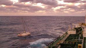 Zaradi pokvarjenega krmila sta 40 dni plula v krogih.