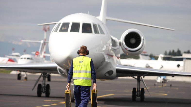 Vlada se bo očitno kmalu znebila pregrešno dragega falcona. (Foto: Boštjan Tacol