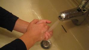 Roke si redno umivajte pred jedjo, po uporabi stranišča, ko pridete domov, med p