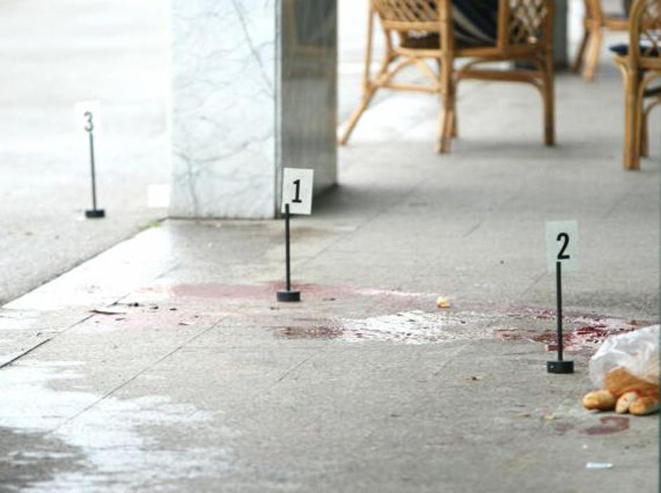 Kriminalisti so več ur po dogodku zbirali dokaze. Na tleh tudi okrvavljen kruh  