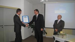 Direktor Slovenskega instituta za kakovost in meroslovje Igor Likar je certifika